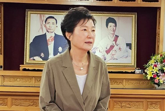 ‘어머니 기일’ 구미 박정희 생가 찾은 박근혜