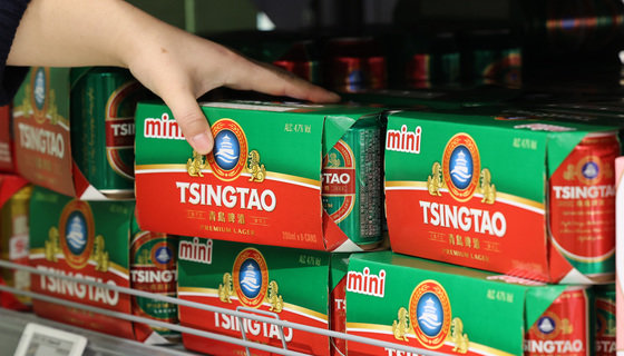 ‘방뇨 논란’ 칭다오 맥주 편의점 매출 급감…불매 현실화