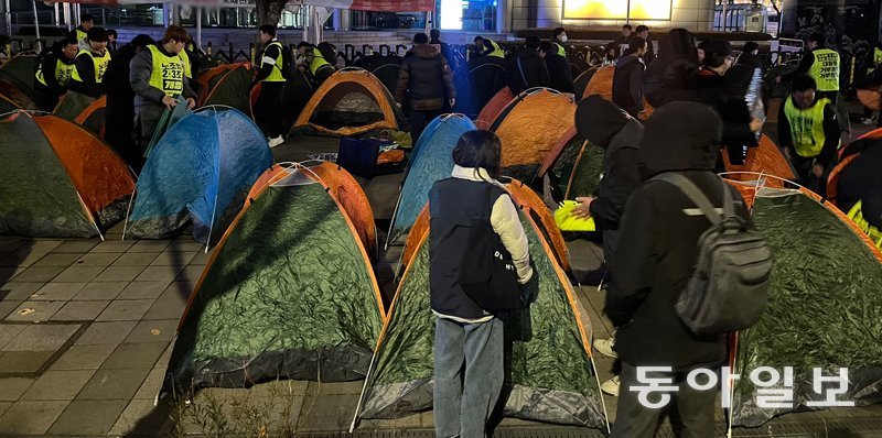 경찰이 막은 민노총 노숙집회, 법원은 일주일 허용