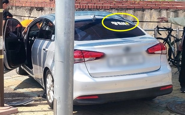 ‘왕초보’ 스티커 붙인 차량, 인도로 돌진…지나가던 모녀 부상