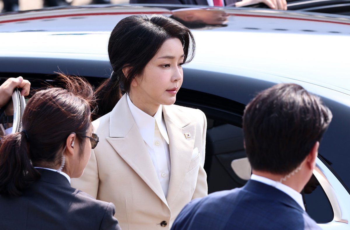 김건희 여사 비공개 소환조사…현직 대통령 부인 檢 대면조사는 처음