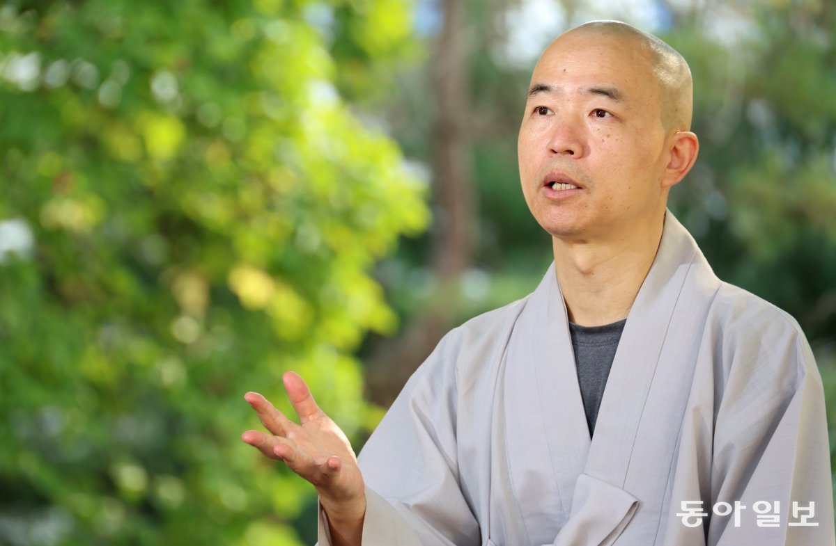 ‘서울대생 출가 사건’ 덕일스님 “탈종교 시대 불교의 새 모델 만들고 싶어”