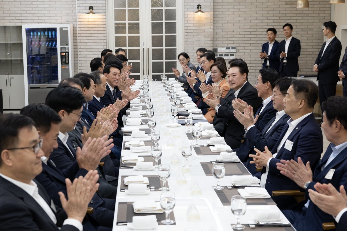 [사설]험악한 민심 전달 않고 “우리는 하나” 외치고 끝난 용산 만찬