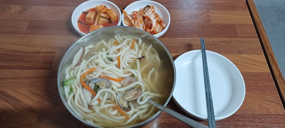먹구름 같은 속 풀어주는… 착한 칼국수의 속 깊은 국물[김도언의 너희가 노포를 아느냐]