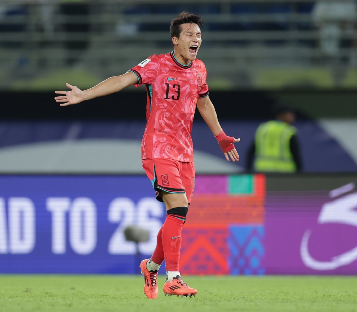 代 이어 축구 A매치 출전한 이태석 “월드컵 뛰고 싶다”