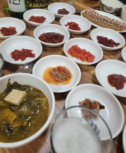밥 한 술에 젓갈 한 젓가락… ‘젓갈왕국 도읍’서 만난 백반정식[김도언의 너희가 노포를 아느냐]