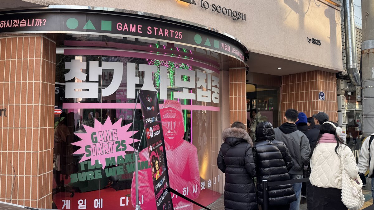 “저랑 게임 한 번 하시겠습니까?”… 유통가 흔든 오징어게임[동아리]