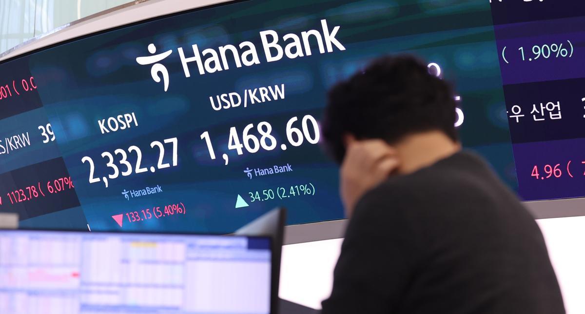 코스피 8개월 만에 ‘매도 사이드카’….美 관세전쟁에 아시아 증시 급락