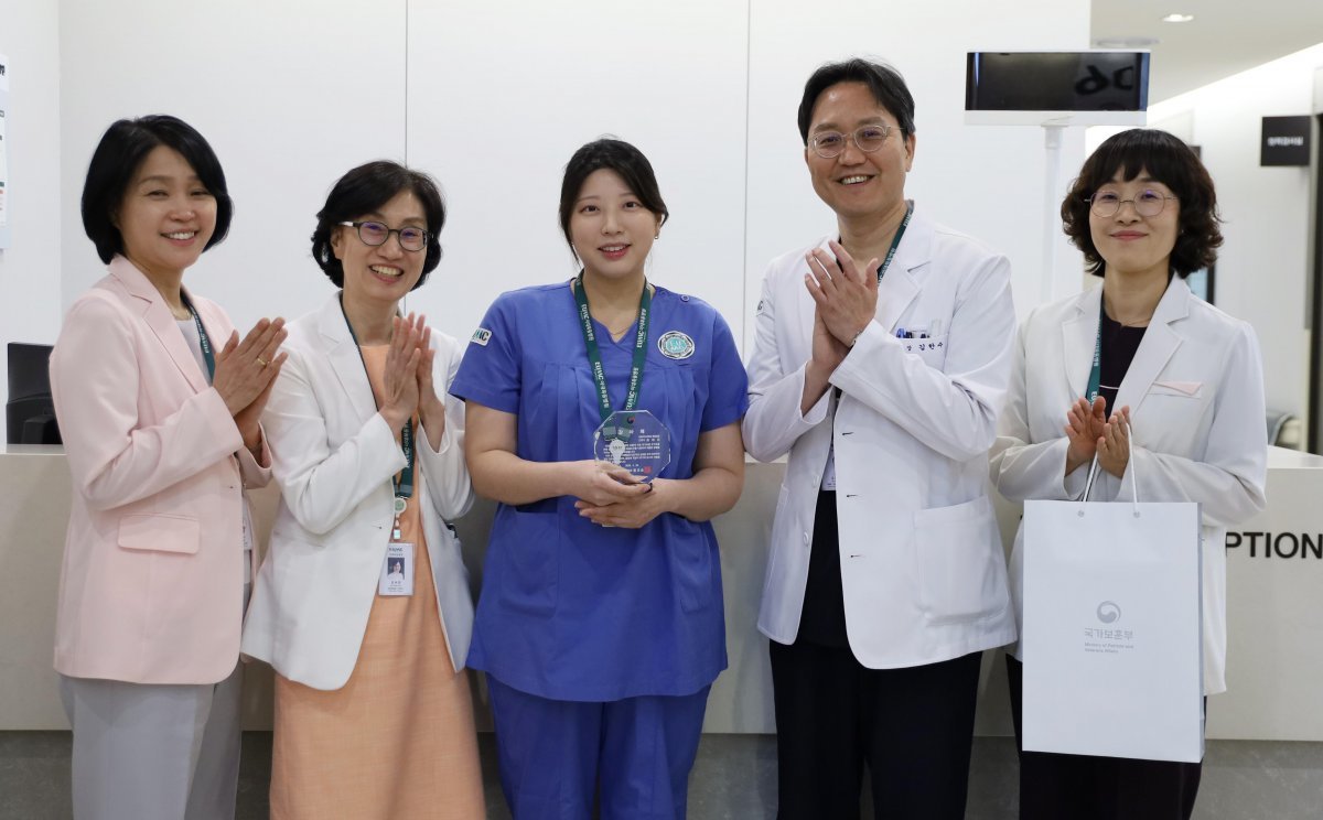 식당 앞 쓰러진 환자 향해…‘임신 7개월’ 간호사 달렸다