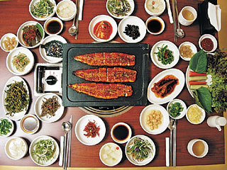 약초물에 재운 장어구이 인제産 산채향 입안 가득