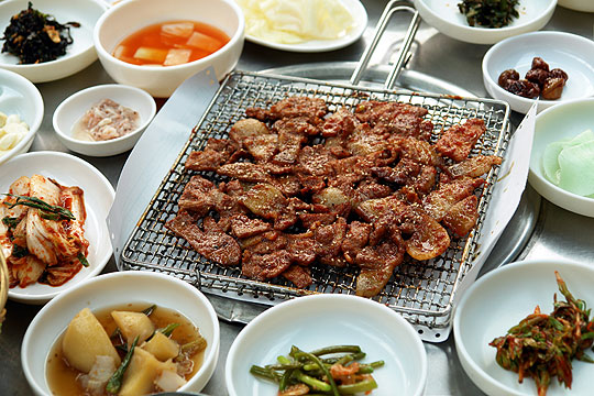 입맛 당기는 훈제향…돼지고기 석쇠구이 ‘일품’