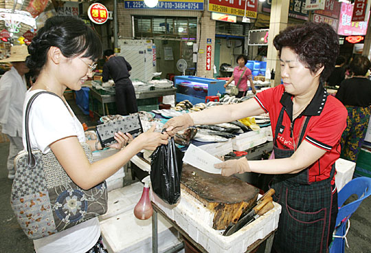 재래시장 “상품권이 효자됐네”
