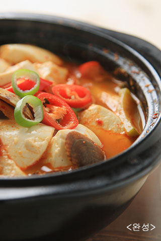 <밥짓는 아빠 권과장의 행복한 레시피>조갯살·야채 넣고 ‘달달’… 순두부는 제일 마지막에