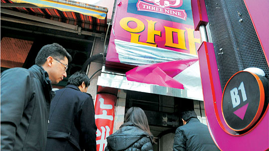 <현장, 더블클릭!>‘안마거리’ 불꺼졌지만… “옆동네로 가자” 호객 여전