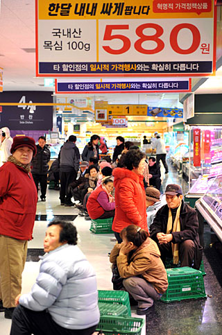 마트 ‘상시할인 전쟁’ 한달, 현장 가보니…