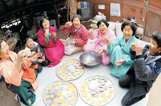 <1사1촌, 녹색희망을 연다>개떡·꽁보리밥… ‘보릿고개 향수’에 도시인들 몰린다