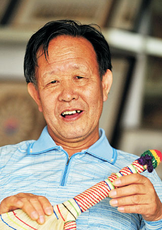 “지는 벚꽃은 ‘꽃빗자루’로 쓸어야지…”
