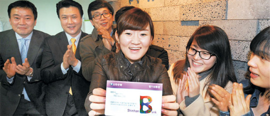 <한국금융 共生으로 윈윈하라>‘취업+ 적금’ 패키지 지원… 청년 실업에 ‘희망’을 적립하다