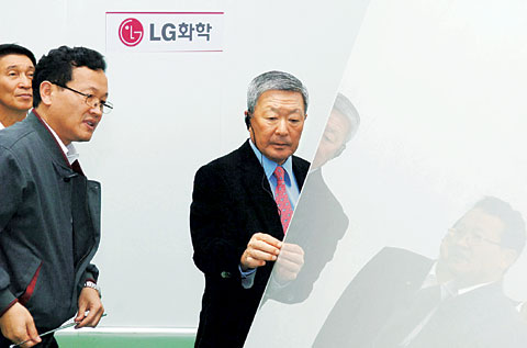 LG는 ‘신성장 동력’ LCD 키운다