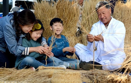 “새끼 꼬기 신기해요”