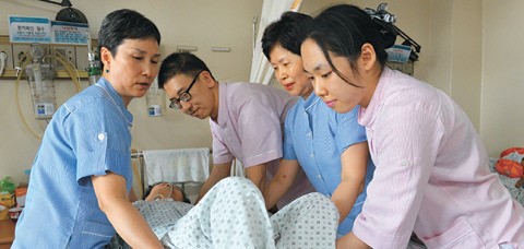 <착한 경제, 이제는 사회적 기업이다>간병인 된 지적장애인… 저소득층 환자 진심어린 ‘돌봄 서비스’