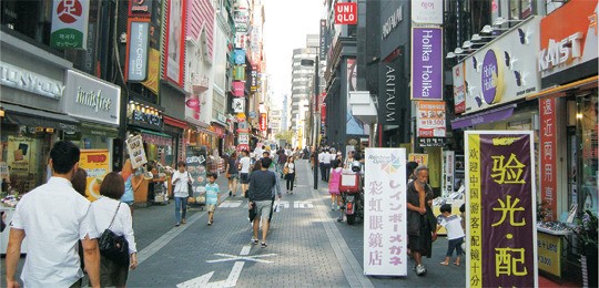 <느낌이 있는 ‘新 풍물기행’>보고 사고 먹고… 하루 150만 오가는 ‘상점의 거리’