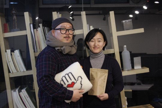 <착한 경제, 사회적 기업 1000개 시대>사회적기업 로고·홍보물 디자인 제작… 독거노인·저소득층엔 ‘사랑의 목도리’