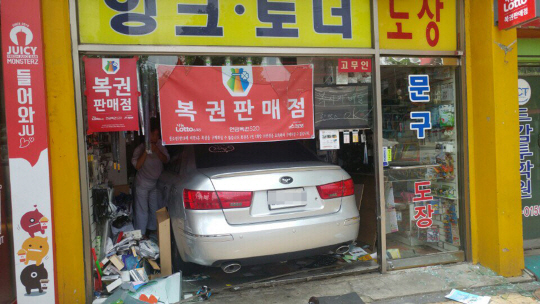 ‘대박’ 속으로?…대낮 승용차 복권판매점 돌진