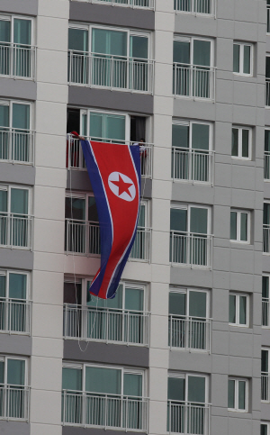 공동입장하는 南과 北, 입촌식은 따로따로