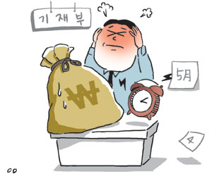 <세종官錄>추경 기약없고, 靑회의에 내놓을 성과도 없고…기재부 ‘사면초가’