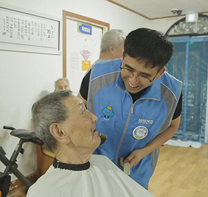 삼성전자 엔지니어, 20년간 4600명 이발봉사