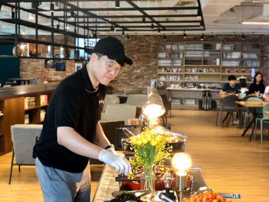 <별별 구독경제>회사내 주방 없어도 ‘맛있는 구내식당’… 셰프들이 매일 다른 뷔페·도시락 제공