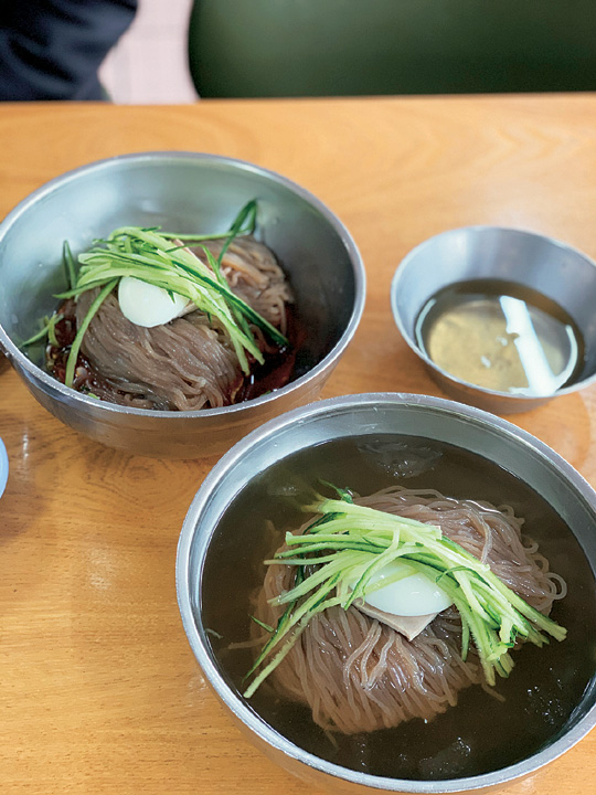 <편식주의자의 미식여행>양평서 4代째 깊은 맛 냉면…숯불향 가득 닭갈비