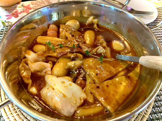 <이우석의 푸드로지>‘만인의 솔 푸드’ 떡볶이…몸도 마음도 데워주는 ‘간식의 辛’