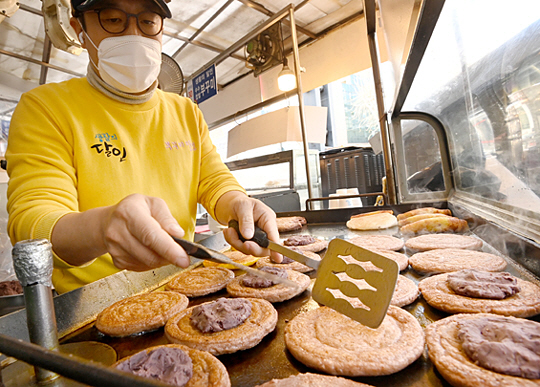 <포토 에세이>반갑고 맛있고… 도심 시장의 수수부꾸미