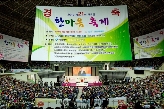 < M 인터뷰 >‘김상희 사단’ 50여 명이 공연 봉사…소록도까지 찾아가