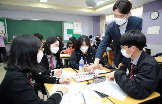 <선생님 선생님 우리 선생님>페트병 화분 만들고 ‘지구 지킴이’ 활동… “교실서 탄소중립 실천해요”