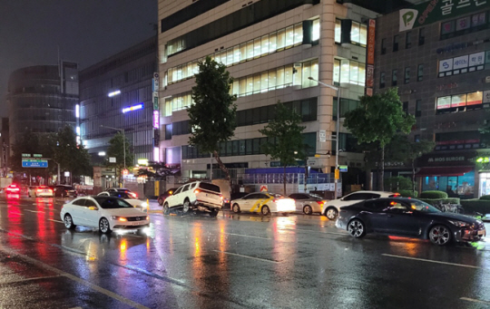 폭우에 잠겼던 강남 일대 도로 못빠져나간 차량들