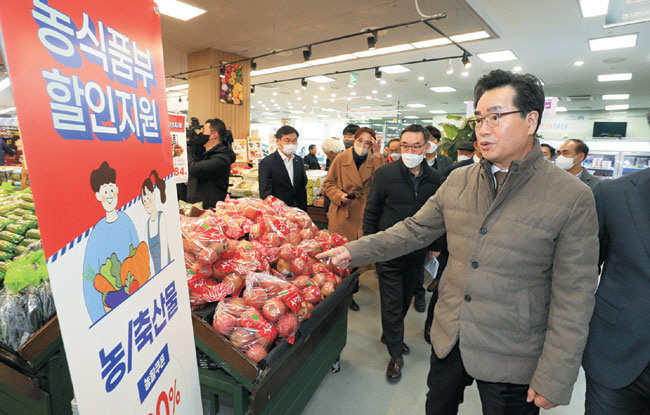 ‘설 보너스’ 소식없는 중기 … 시장·마트선 “더 싼 거 없어요?”
