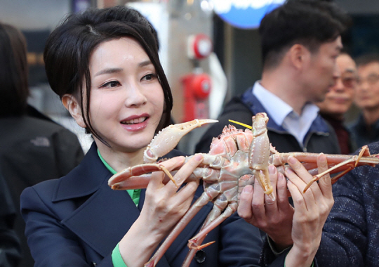 대게 번쩍든 김 여사 “얘 이름은 큰돌이”…포항 죽도시장 방문, 수질정화 활동도