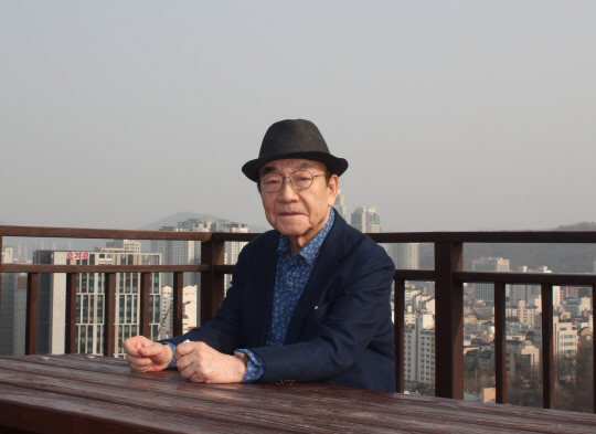 낙천적 생각·봉사활동이 건강비결…주 4회 1시간30분 걸어 [100세 시대 名士의 건강법]