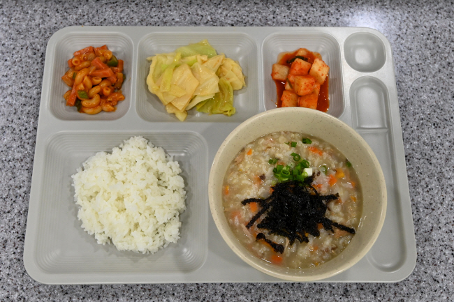 “1000원 아침밥 먹자”… 대학생들 오전 8시전 학식 ‘오픈런’