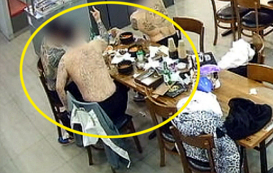식당에서 웃통 벗고 문신 보이며 위협한 20대 조폭의 결말