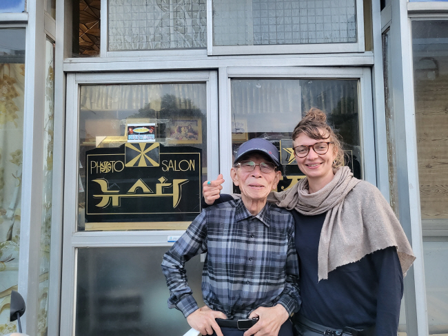 “보리암 보러왔다 아예 눌러앉았소”… 소박한 외지인이 차린 책방 골목을 걷다 [박경일기자의 여행]