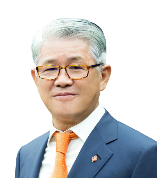 한국 펜싱 부흥 이끈 최신원 대한펜싱협회장 3선 성공