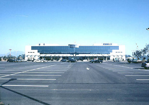 무안공항 활성화 위해 광주공항 국제선 없앤다니…”