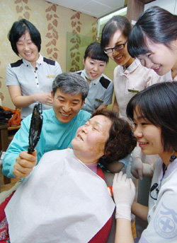 불우 노인들에 무료 틀니 시술