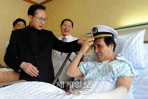 이 대통령, 석 선장 문병… 살아나줘 고맙다