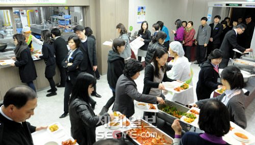 고물가 여파 구내식당 북적