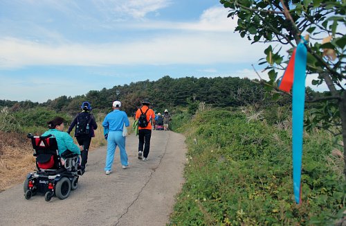 제주올레, 이제 휠체어도 오른다